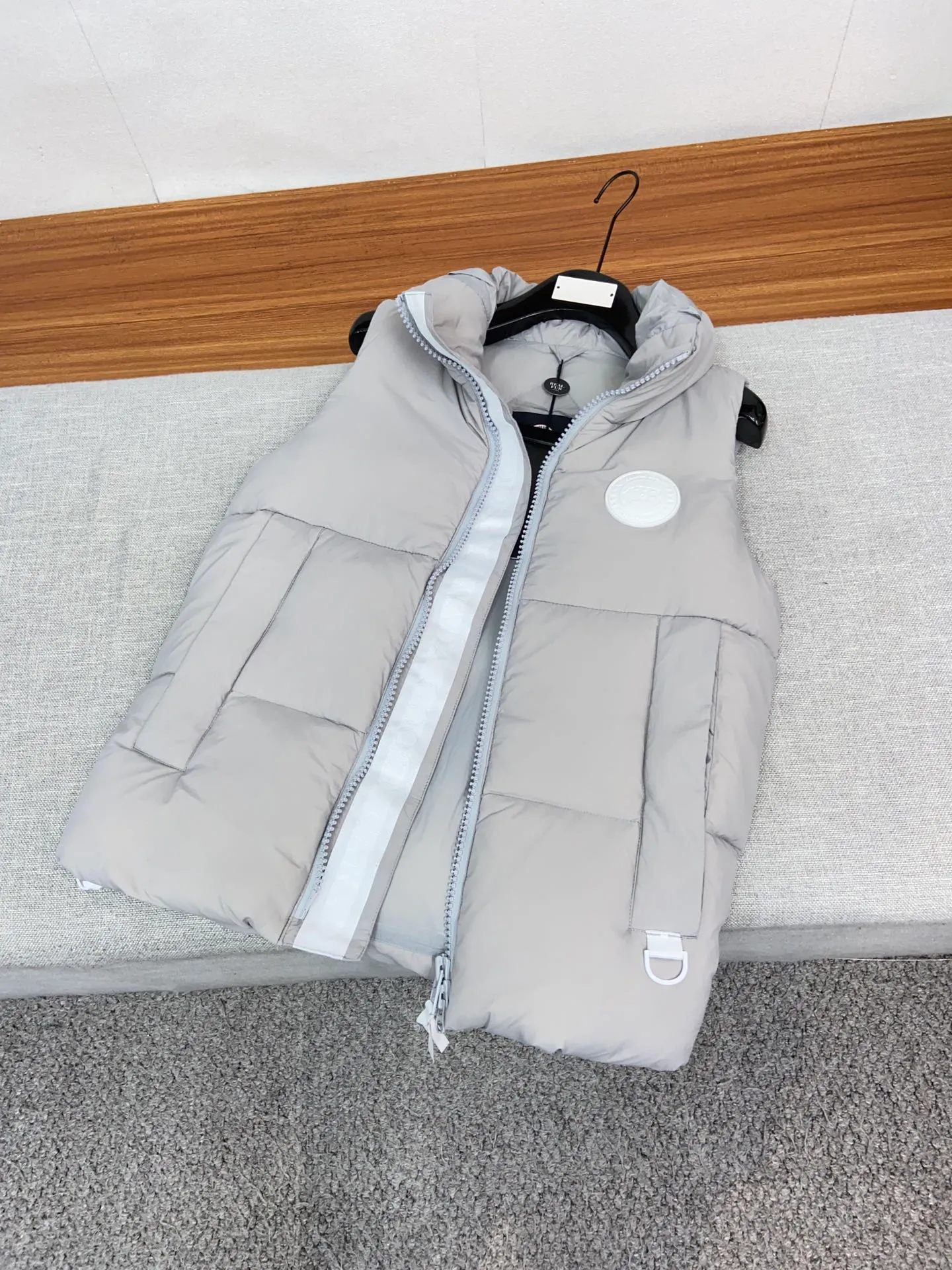 P480 capsule vest original version #𝘾𝘼𝙉𝘼𝘿𝘼 𝙂𝙊𝙊𝙎𝙀/𝙅𝙪𝙣𝙘𝙩𝙞𝙤𝙣 TOP version restore ZP up to 98%‼ ️ CANADA GOOSE/Canada Goose Pastels Pastel Series Everett White Label Vest This versatile Everett vest is a lightweight layering item suitable for wearing in all seasons. It is trimmed in all white and equipped with D-rings for hanging gloves or other daily items when outside. It is ideal for travel and unpredictable weather conditions. The pocket openings and cuff edges are reinforced with CORDURA fabric for durability. The reflective stripes on the back of the collar improve visibility in dim environments, making it the first choice for travel. Size: XS S M L XL XXL Color: Black Melt Water Blue Soft Pink Moonlight Lime